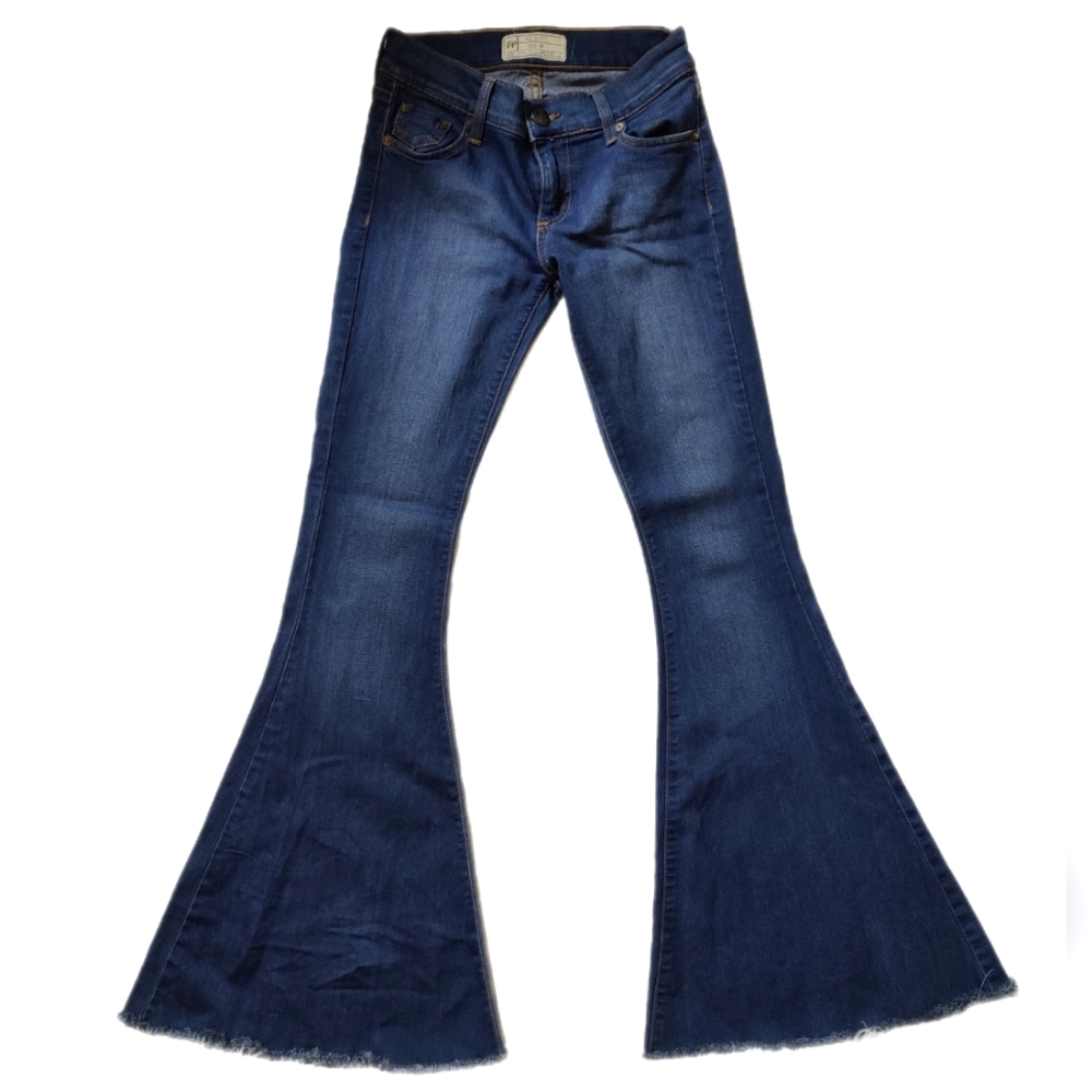 FREE PEOPLE flared dark wash jeans size 26